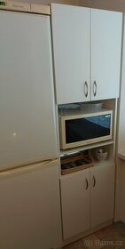 Skříň na mikrovlnku vedle lednice - bílá mat - 3
