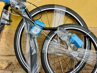 Úplně nová koloběžka Kostka Tour Max, černá, šedá, modrá. - 3