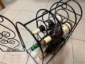 Kovový stojan na vinné lahve - 3