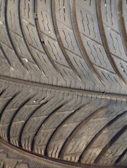Pneu 235/45/18.Michelin - 3