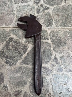 Starý samosvorný klíč - hasák a starou ruční vrtačku - 3