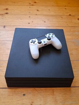 PlayStation 4 Pro (PS4 Pro) s příslušenstvím - 3