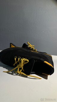 Stylové černé boty se žlutými detaily - 3