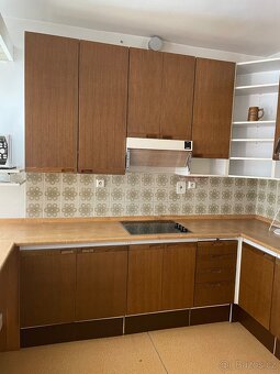 Starší kuchyňská linka se spotřebiči - 3