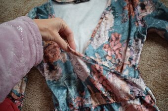 Sametové květované šaty S/36 Kikilife - 3