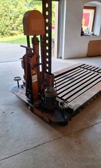 Nemecky nůžkový 2T hydraulicky zvedák DDR - 3