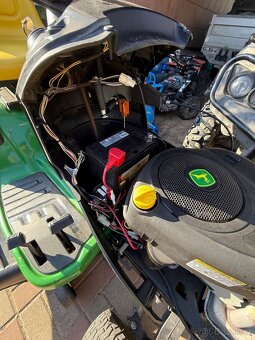 Zahradní traktor John Deere x126 - 3