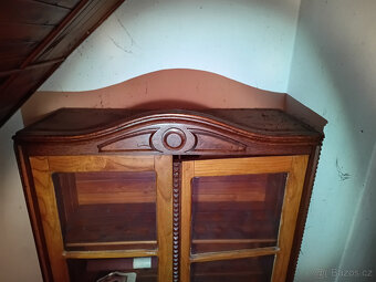 Starožitná skříň prosklená zdobená - 3