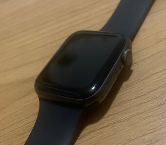 Prodám Apple Watch Series 4 - 3