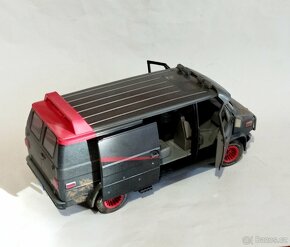 1983 Chevy GMC Vandura A Team 1:18 - 3