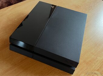 PS4 Playstation 4 + ovladač + nabíječka + 3x kabel + knihy - 3