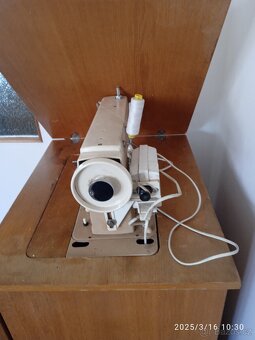 Skříňový šicí stroj Lucznik - 3