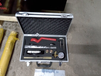 bourací kladivo na bagr JCB 3CX - 3