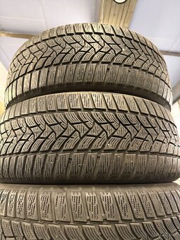 prodám zimní 215/55/17 Dunlop - 3