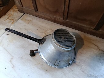 Starý Ruční Pasírovač na Ovoce a Zeleninu - 3