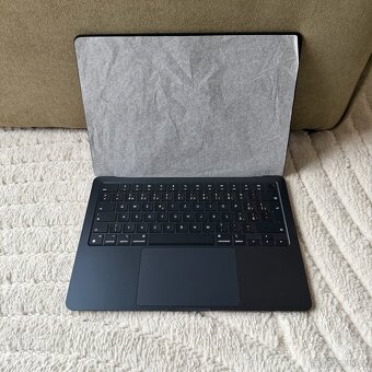 NOVÝ MACBOOK AIR 13” M3/256GB/8GB/BATERIE 100% - 3