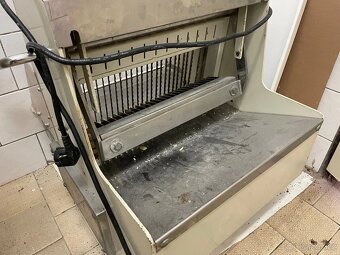 Kráječ pečiva (lot: 25) - 3