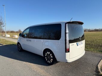 Hyundai Staria Luxury 4x4, panorama, tažné, jen 10 tisíc km - 3