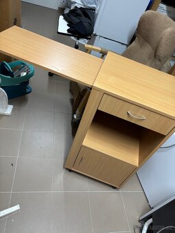 Noční stolek s jídelní deskou. - 3