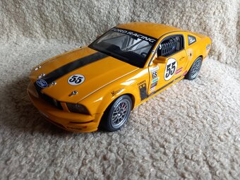 Prodám Ford Mustang GT - 1:18 -AutoArt,použitý,limitovaný - 3