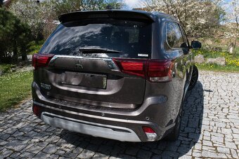 Mitsubiuschi Outlander Plkug in Hybrid - 3