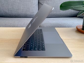 Apple MacBook Pro 15" (2017) - i7 2,80GHz, 16GB, 256GB, AMD - 3