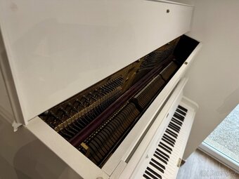 Bílé pianino Petrof - 3