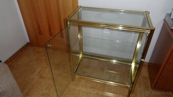 Prosklená zlatá vitrína - 3
