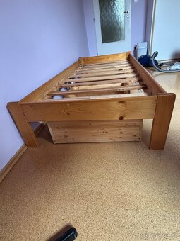 Prodám masivní smrkovou postel 90x200 + 2x pojízdné šuplíky - 3