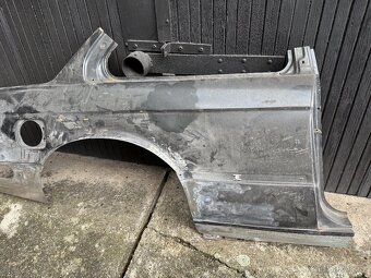 BMW E30 pravý zadní blatník coupe chrom - 3