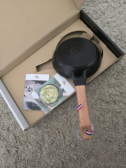 Staub litinová pánev, dřevěná rukojeť, 20 cm - 3