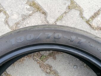 Přední a zadní pneumatika na motorku. - 3