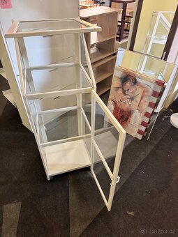 Hezká bílá-skleněná vitrína IKEA - 3