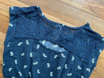 Modré šaty se vzorkem a krajkou, vel 152 nebo i XS, there he - 3