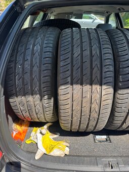 245/40R18 - 3