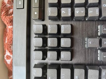 Herní klávesnice Corsair K70 RGB PRO – Cherry MX Red - 3