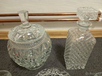 Prodám - vše je lisované sklo. Karafa a sklenky Top Stav  - 3