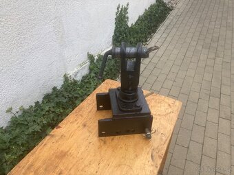 Pevný závěs  s otočným okem 40mm - 3