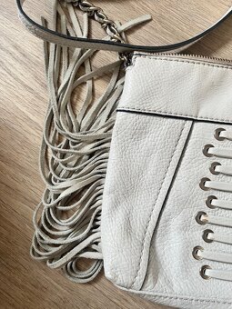 Světlá kabelka Guess - 3