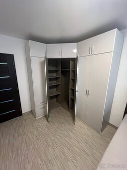 Rohová šatní skříň Rauch Mobel - 3