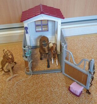 Schleich Box pro koně s doplňky, klisna s hříbětem - 3