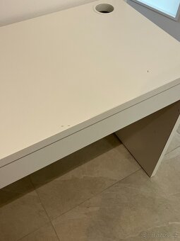 Prodám bílý psací stůl IKEA MICKE, 142x50 cm - 3