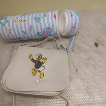 Stará dětská kabelka a termoska. - 3