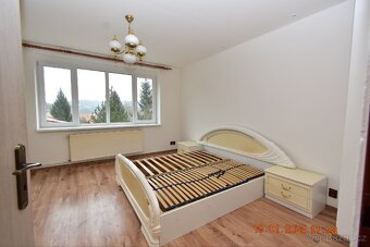 Prodám manž. postel s rošty, šatní skříň a stolky - 3