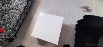 Prodám konferenční stolek v bílém lesku - 3