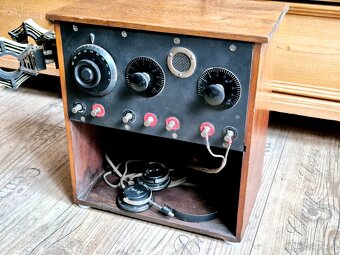 Staré rádio včetně sluchátek, Francie, rok 1923 - 3