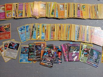Prodám sadu asi 800 pokémon karet - 3