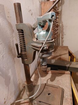 Stará kovová vrtačka na stojanu - 3