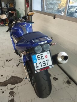 Yamaha R1 - 3