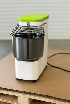 PROFESIONÁLNÍ HNĚTAČ TĚSTA (Spirálový míchač) - 3